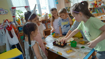 Весна шагает по планете Весна шагает по планете.